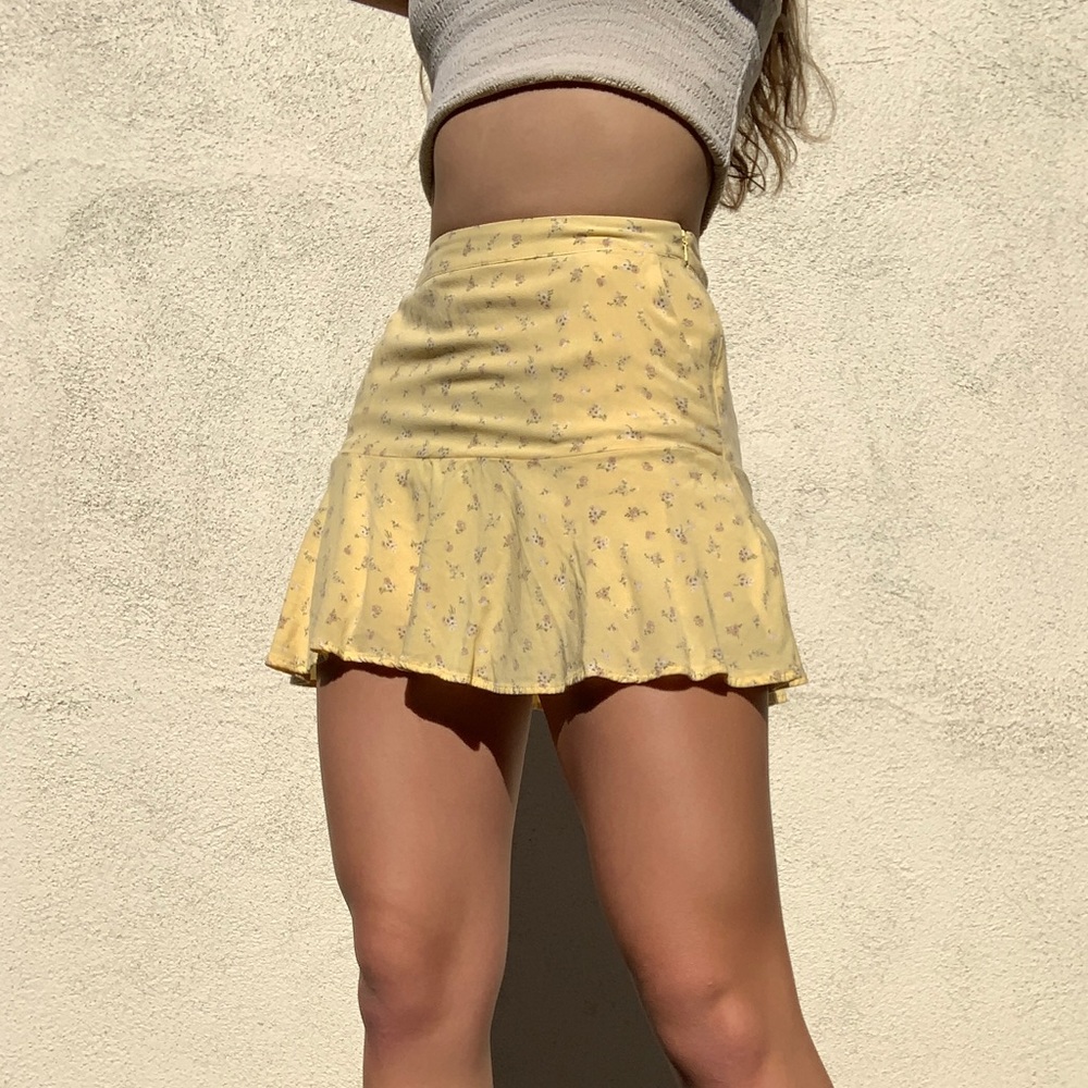 SOLD Hollister yellow floral skirt WITH POCKETS🤩